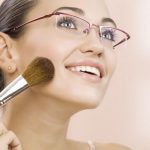 Как правильно делать макияж, если вы носите очки